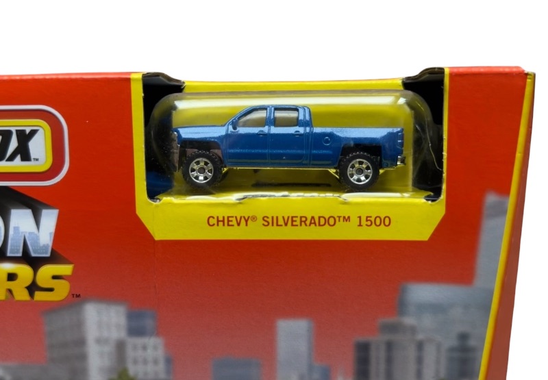 MATCHBOX SET TIRE & AUTO - 1 AUTO ( CHEVY SILVERADO 1500 )