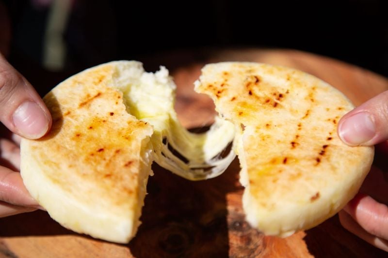 Arepa Rellena de Queso / Cheese - filled (x4)