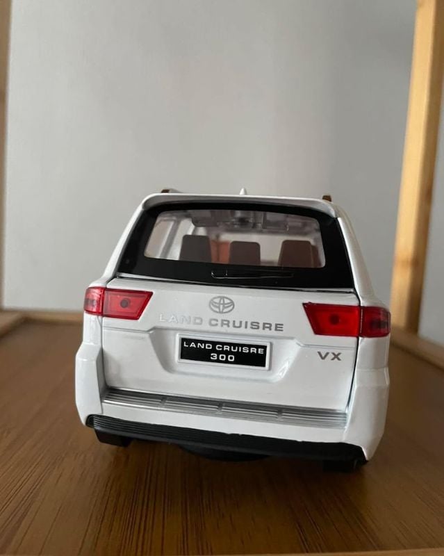 1:24 scale Toyota Land Cruiser LC300 4x4 diecast model open all sides best gift White KT (1901-200)