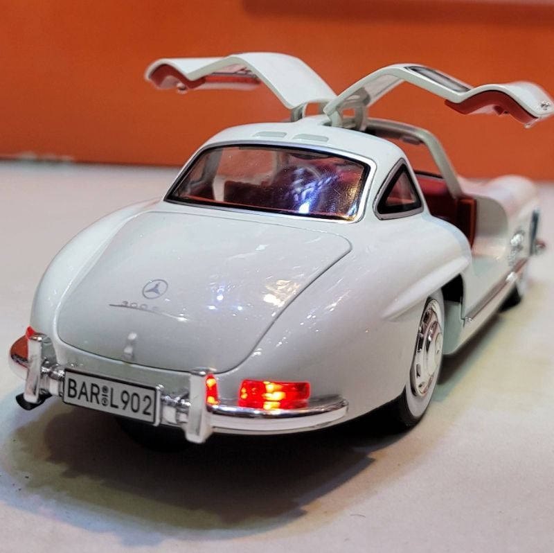 Vintage Classic Mercedes-Benz 300SL 1:24 scale diecast model car high details sound lights open all sides best collector love car toy TM (CZ174AD)