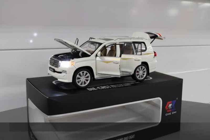 Die-cast 1/24 Toyota Land Cruiser V8 pull back Sound light  LC200 (CZ123)