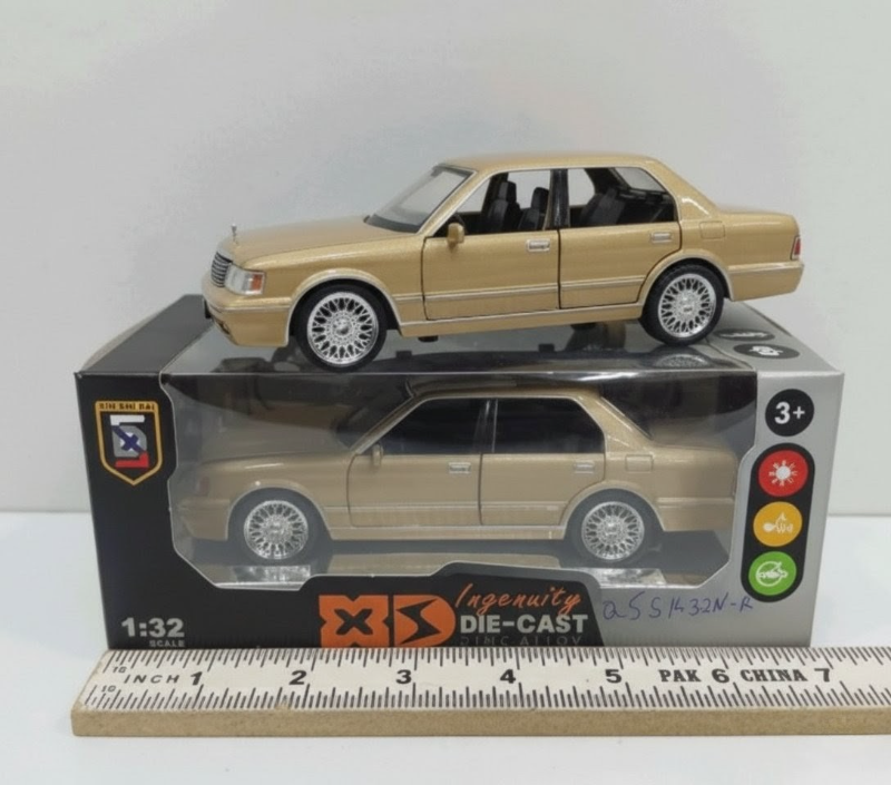 1:32 Classic Toyota Crown diecast model car open doors (Q5SK32N-R)