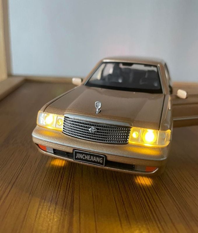 1:32 Classic Toyota Crown diecast model car open doors (Q5SK32N-R)