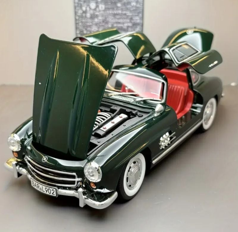 Vintage Classic Mercedes-Benz 300SL 1:24 scale diecast model car high details sound lights open all sides best collector love car toy TM (CZ174AD)