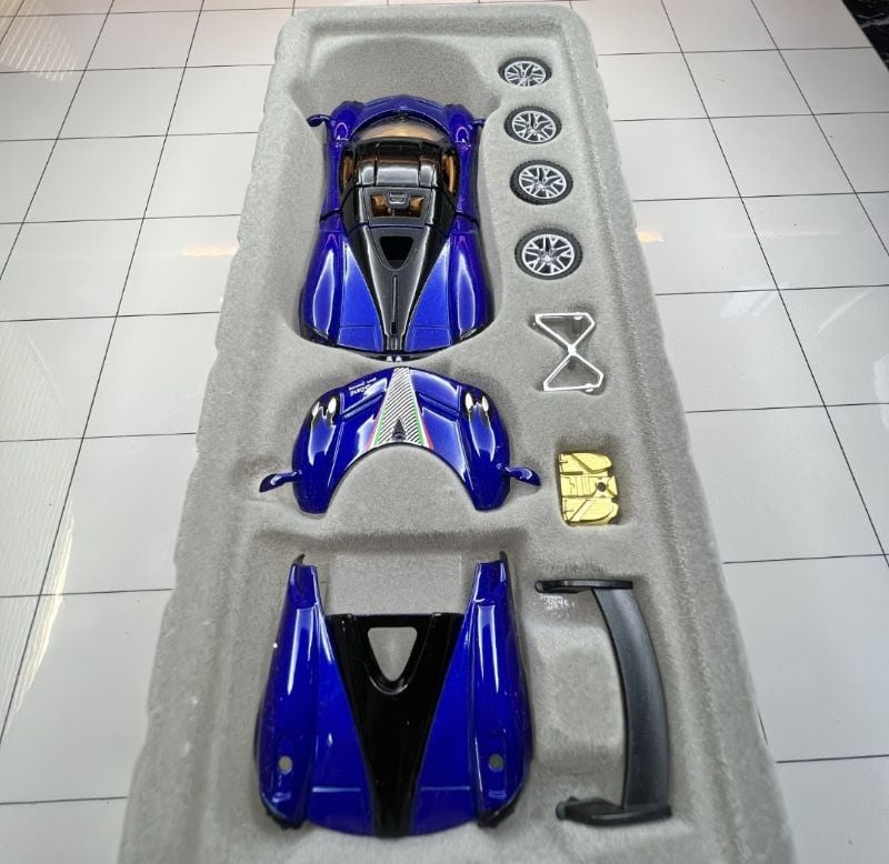 1:43 Scale Diecast Pagani Huayra openable all sides with replaceable parts (M92330-6)