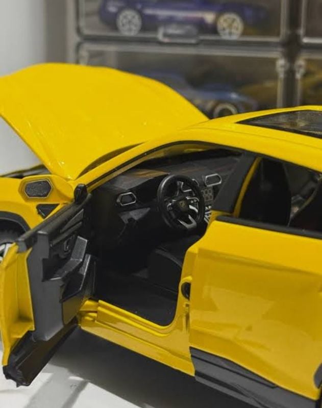 Che Zhi 1:24 scale die-cast Lamborghini Urus model car (CZ141)