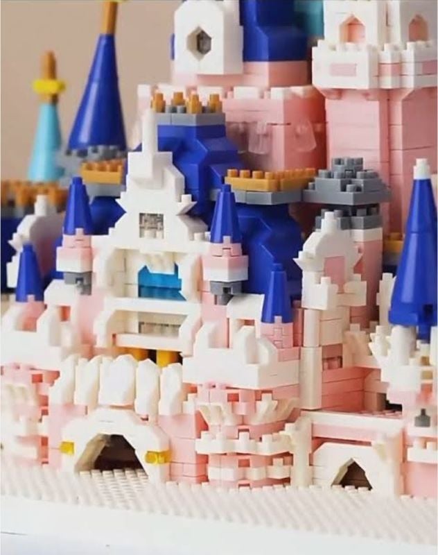 Castle building block Castle Princess theme with a pink and blue color scheme (32047)
