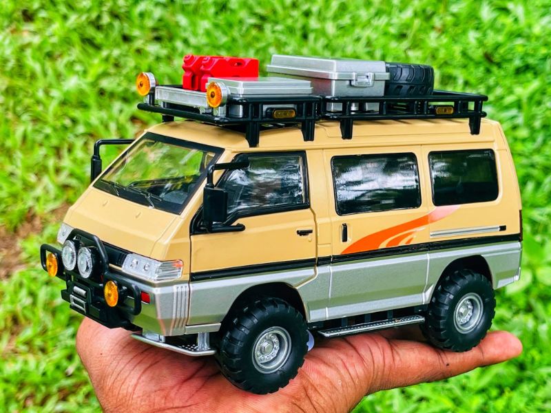 1:24 Mitsubishi Delica van off raod Diecast model car (M357)