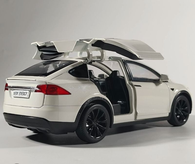 Tesla Model X 1:24 Diecast model car openable all sides realistic details (CZ186)