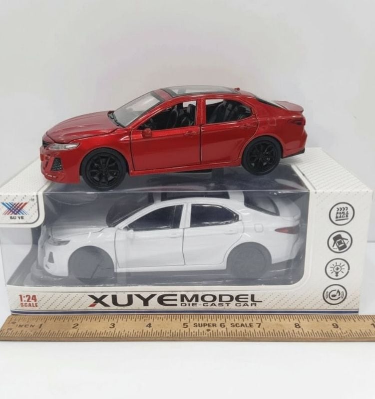Toyota Camry Diecast Model Car 1:24 Die-cast Toy Car openable all sides realistic details (K240A4)