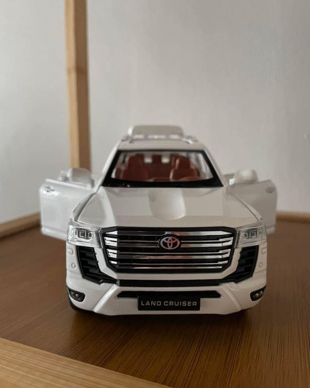 1:24 scale Toyota Land Cruiser LC300 4x4 diecast model open all sides best gift White KT (1901-200)
