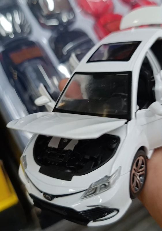 1/32 Toyota Camry Diecast metal car model best collector car open doors hood trunk with sound lights KT OY1231-1