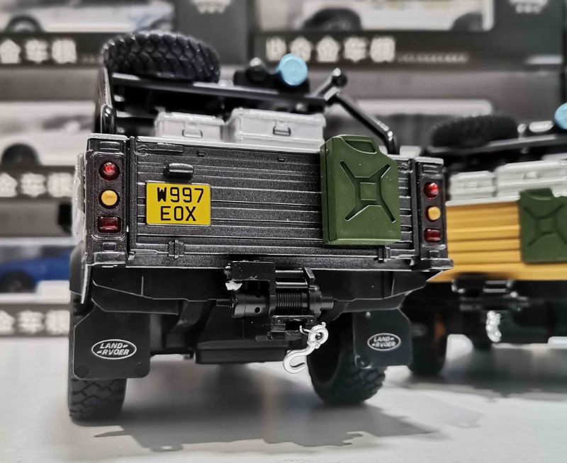 1:24 Land Rover Defender 110 Off road Diecast Open doors (1900-550)