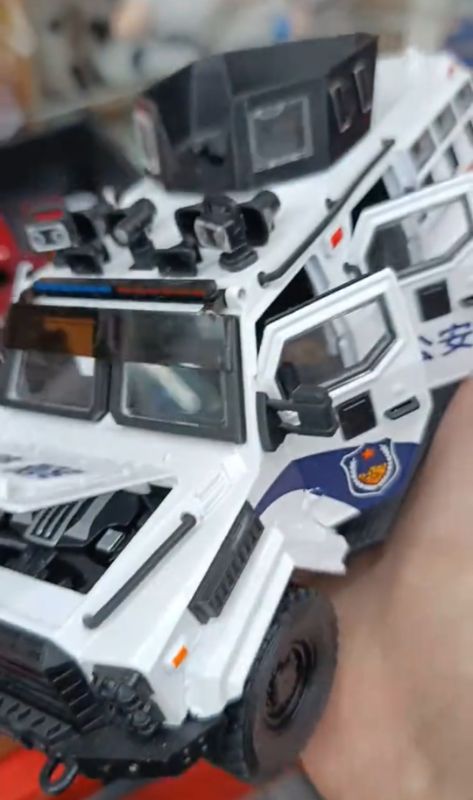 1:24 Diecast Swordtooth Tiger Police armored car (1900-320)