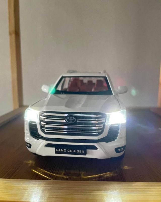 1:24 scale Toyota Land Cruiser LC300 4x4 diecast model open all sides best gift White KT (1901-200)