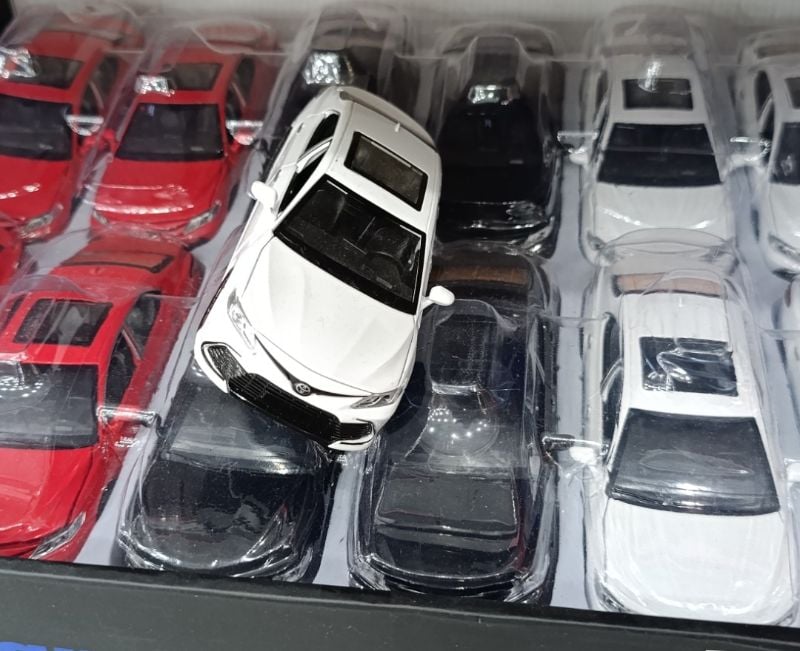 1/32 Toyota Camry Diecast metal car model best collector car open doors hood trunk with sound lights KT OY1231-1