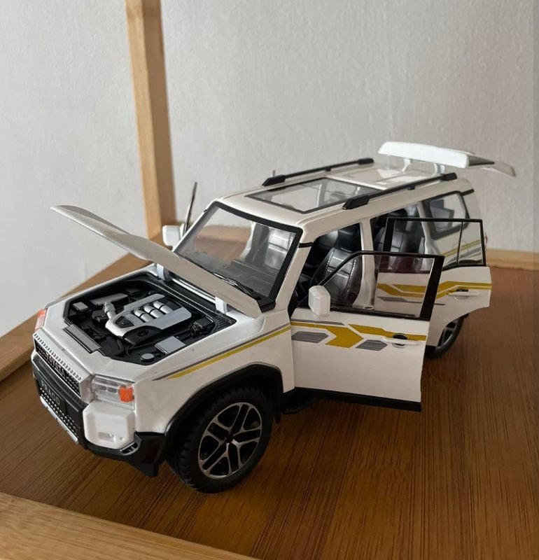 1:24 Toyota Land Cruiser Prado 2025 Diecast toy model car sound light (1900-480)