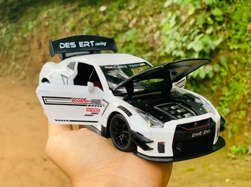 1:24 Nissan GT-R R35 Diecast Model Car toy car open doors (CZ128ADT)
