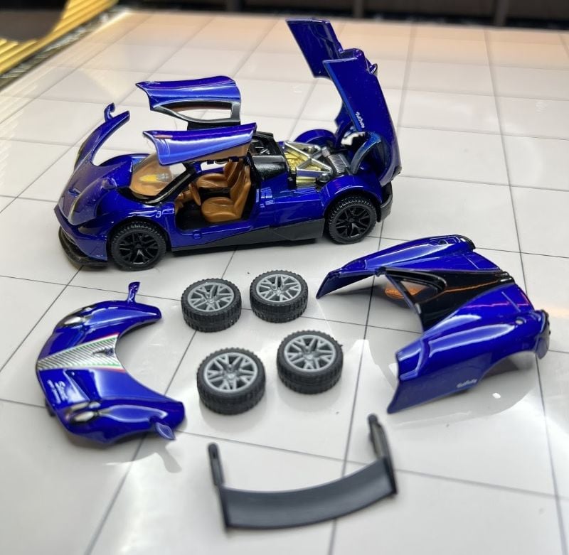 1:43 Scale Diecast Pagani Huayra openable all sides with replaceable parts (M92330-6)