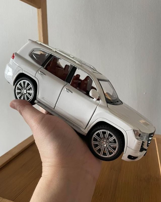 1:24 scale Toyota Land Cruiser LC300 4x4 diecast model open all sides best gift White KT (1901-200)