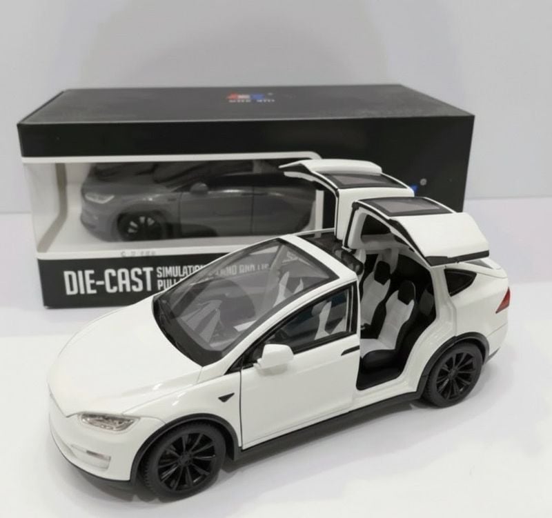 Tesla Model X 1:24 Diecast model car openable all sides realistic details (CZ186)