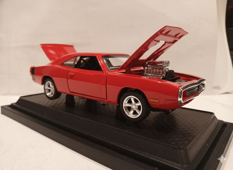 1:28 Scale 1970 Dodge Charger Classic Diecast Display Case (6677-22)