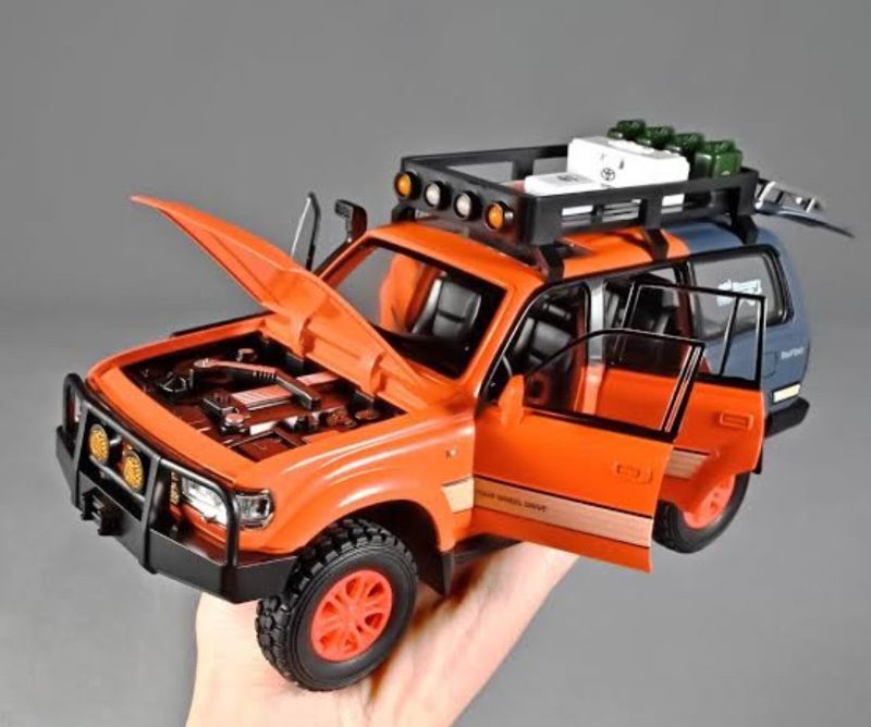 1:24 Toyota Land Cruiser LC80 Diecast toy car (CZ609)