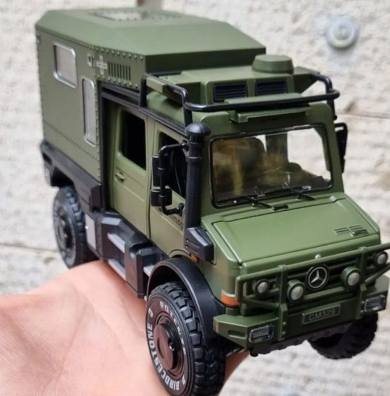 1:32 Mercedes-Benz Unimog U4000 Diecast Model Car (M330)