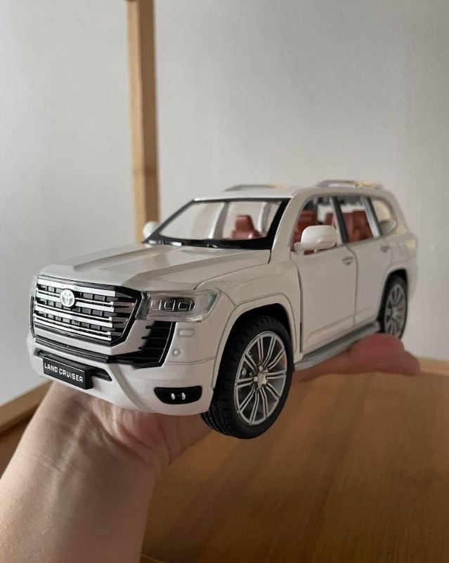 1:24 scale Toyota Land Cruiser LC300 4x4 diecast model open all sides best gift White KT (1901-200)