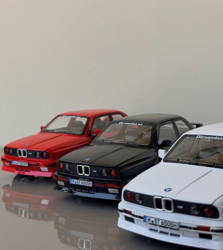 Classic Display case 1:24 BMW M3 E30 diecast car model open doors sound light (CZ178B)