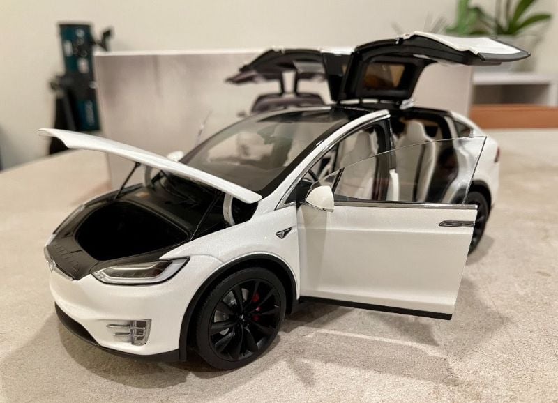 Tesla Model X 1:24 Diecast model car openable all sides realistic details (CZ186)