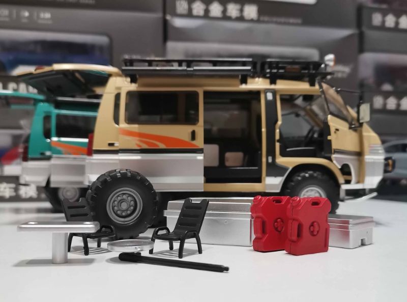 1:24 Mitsubishi Delica van off raod Diecast model car (M357)