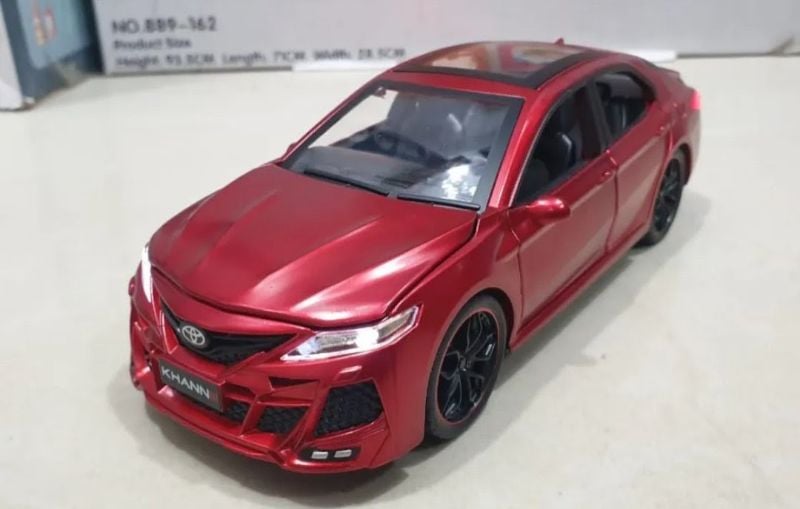 Toyota Camry Diecast Model Car 1:24 Die-cast Toy Car openable all sides realistic details (K240A4)