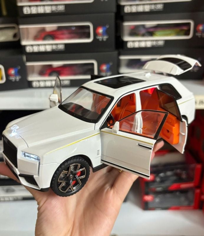 Luxurious 1:24 Rolls Royce Cullinan SUV Diecast Open Doors sound light TM
