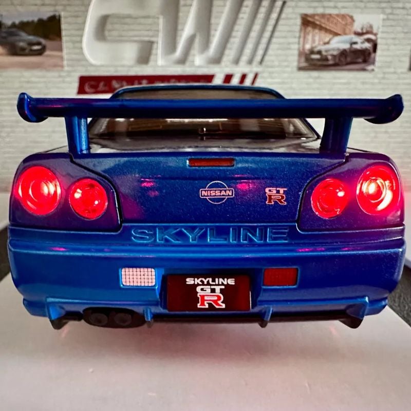 1:18 scale die-cast Nissan Skyline GT-R R34 model cars (1900-460)