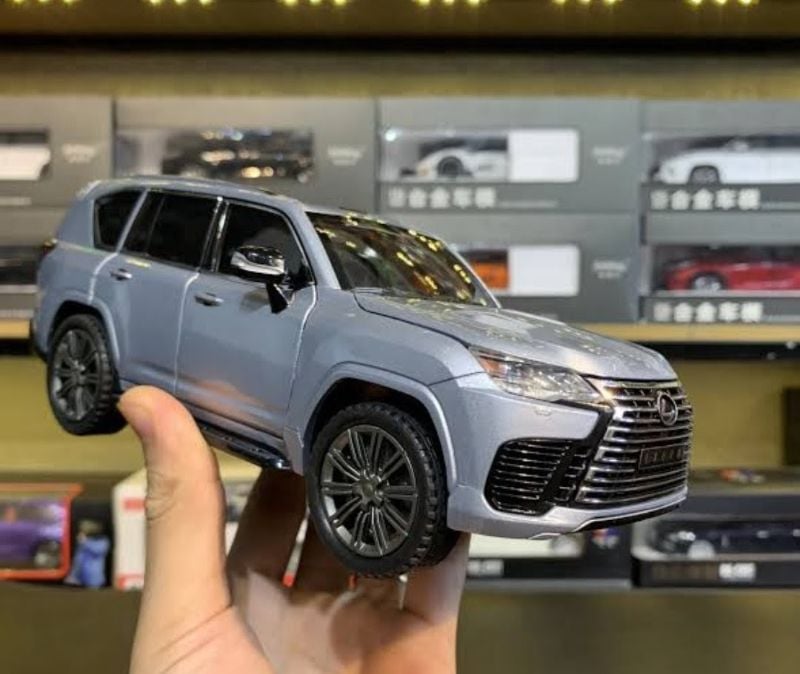 1:24 Toyota Lexus LX600 SUV Diecast model toy car openable doors (M345-1)