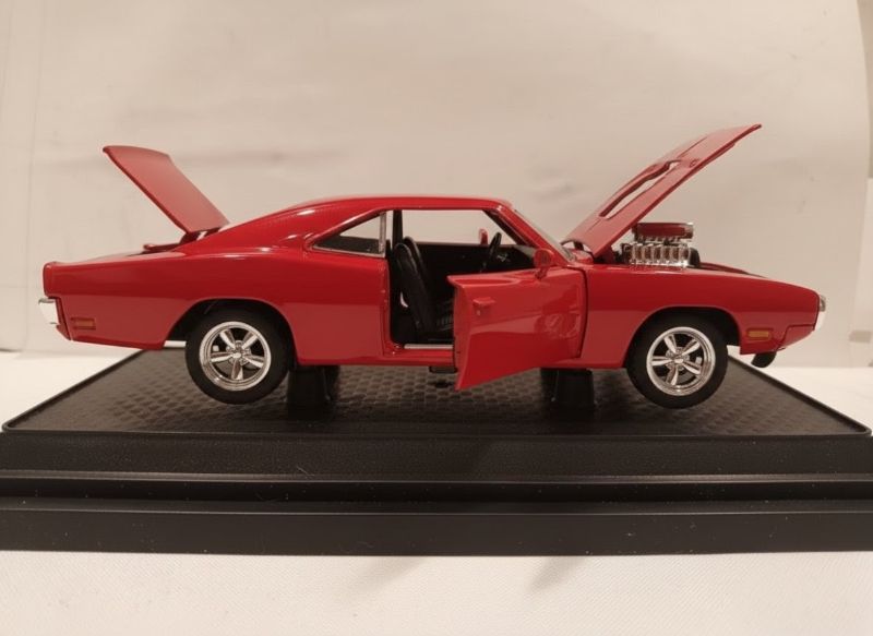 1:28 Scale 1970 Dodge Charger Classic Diecast Display Case (6677-22)