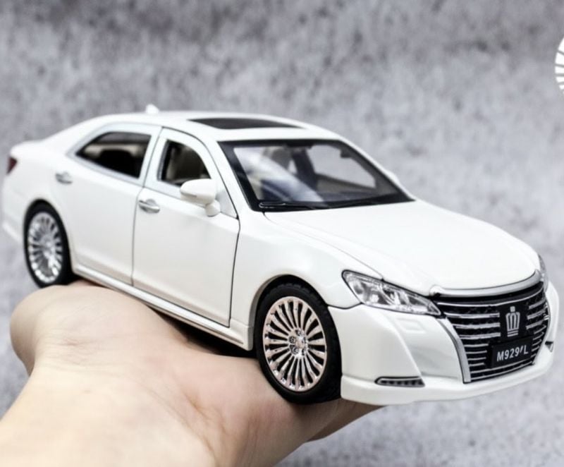1:24 Toyota Crown Model Car Open Doors sound light toy car (M929L)