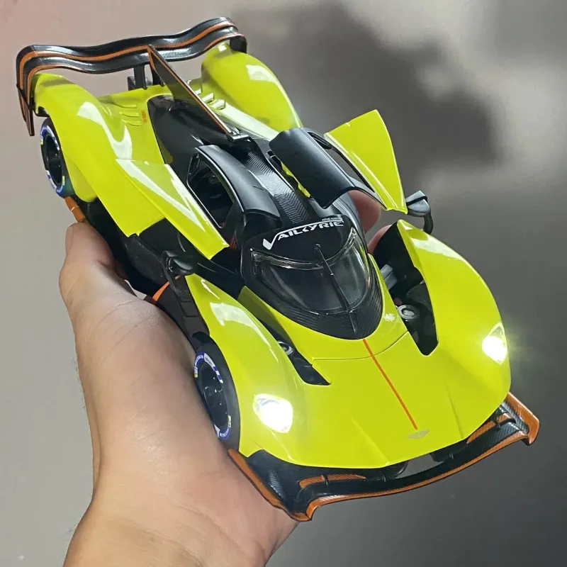 1:24 Diecast Aston Martin Valkyrie model car with base (W24383)