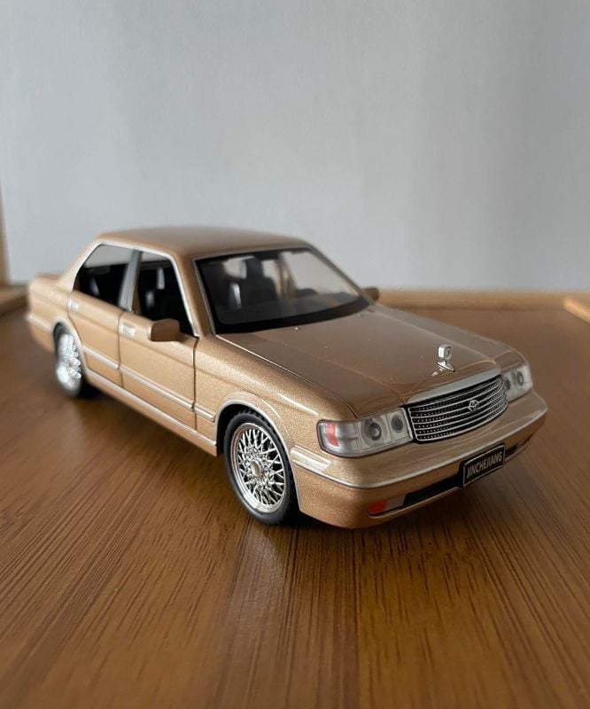 1:32 Classic Toyota Crown diecast model car open doors (Q5SK32N-R)