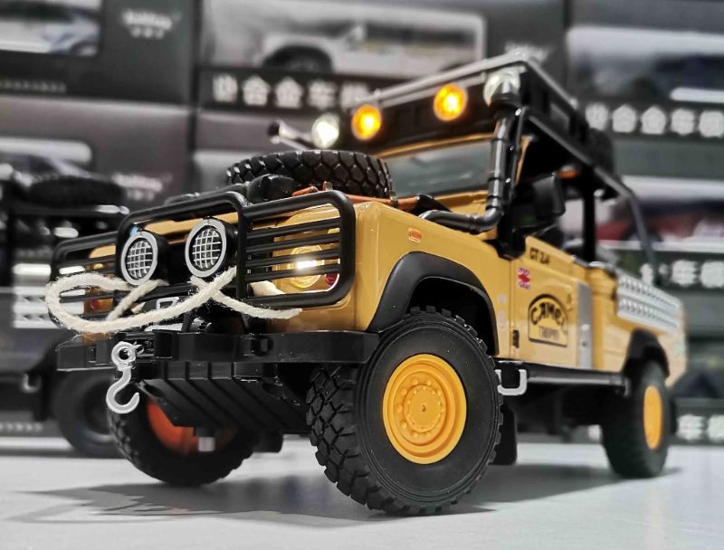 1:24 Land Rover Defender 110 Off road Diecast Open doors (1900-550)