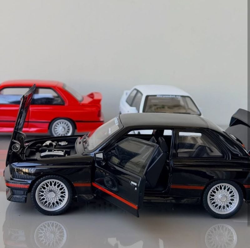 Classic Display case 1:24 BMW M3 E30 diecast car model open doors sound light (CZ178B)