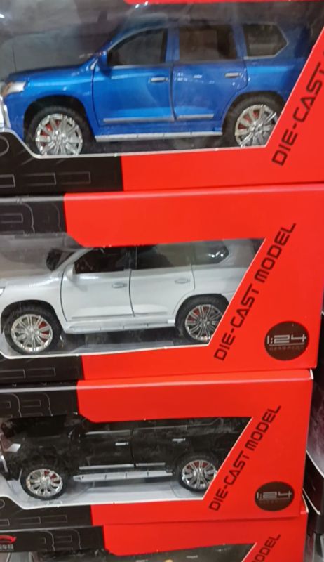 1:24 scale Toyota Lexus 570 diecast model car packaged in box open doors sound light real details collector car model TM