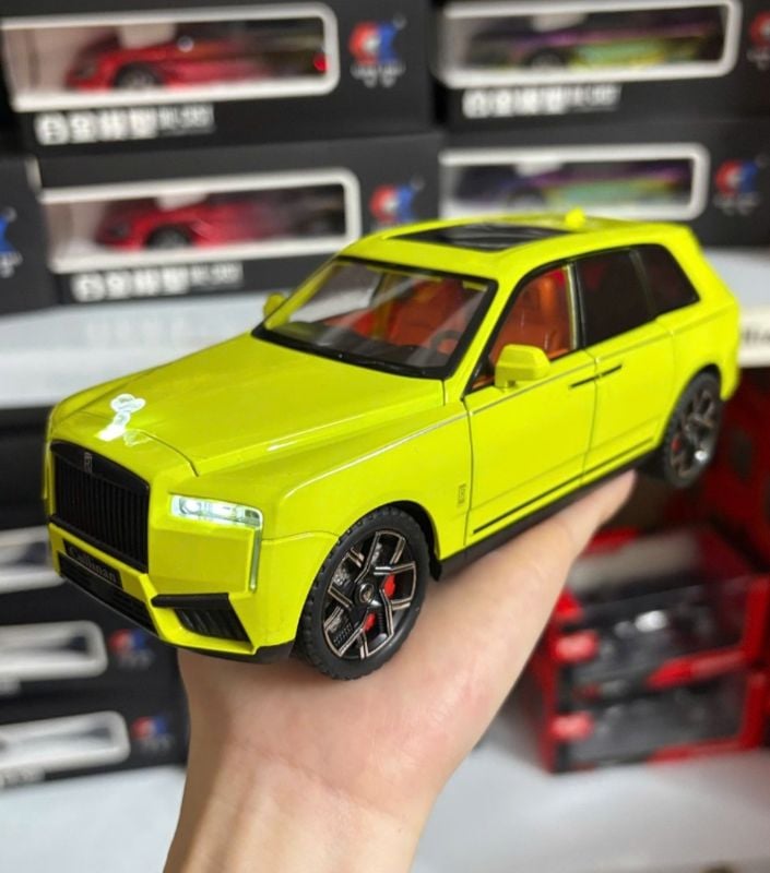 Luxurious 1:24 Rolls Royce Cullinan SUV Diecast Open Doors sound light TM