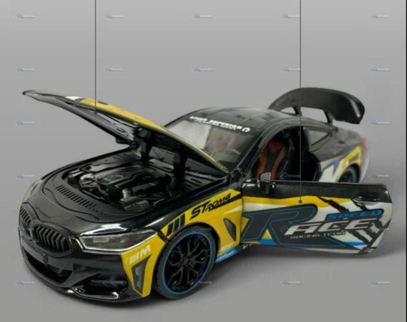 1:24 scale model of a BMW M8 GTE diecast model car (K240A43)