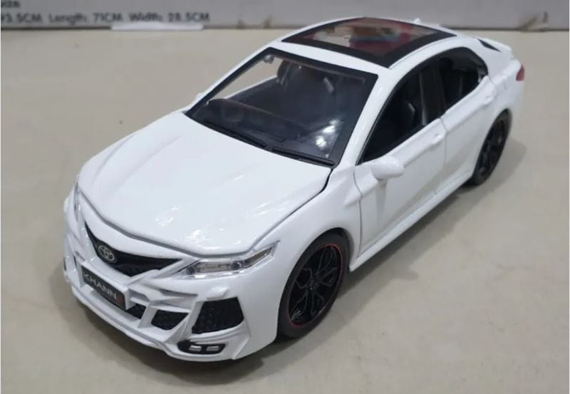 Toyota Camry Diecast Model Car 1:24 Die-cast Toy Car openable all sides realistic details (K240A4)