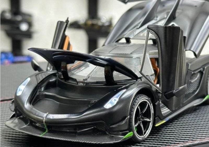 1:24 scale Koenigsegg Jesko with Spraying diecast model car (CZ163AD)