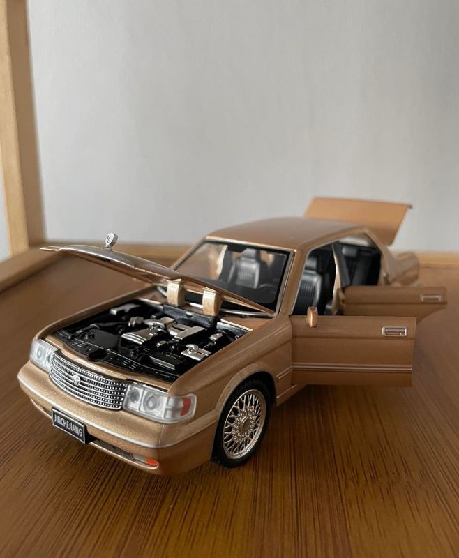 1:32 Classic Toyota Crown diecast model car open doors (Q5SK32N-R)
