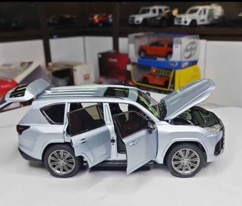 1:24 Toyota Lexus LX600 SUV Diecast model toy car openable doors (M345-1)