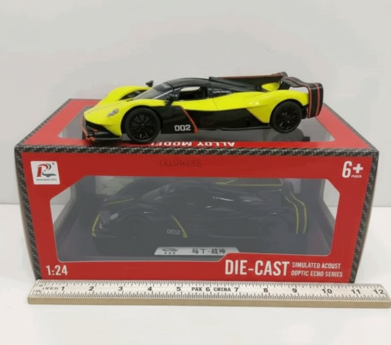 1:24 Diecast Aston Martin Valkyrie model car with base (W24383)